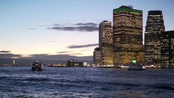 Las luces de la ciudad de Manhattan Skyline en Nueva York — Vídeos de Stock