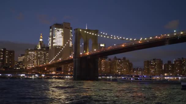 Schöne Brooklyn Bridge New York bei Nacht — Stockvideo