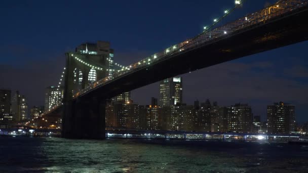 Gyönyörű Brooklyn Bridge New York éjszaka — Stock videók