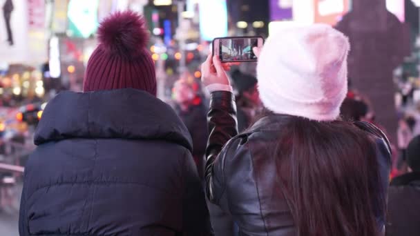 Dos amigos viajan a Nueva York para hacer turismo — Vídeos de Stock
