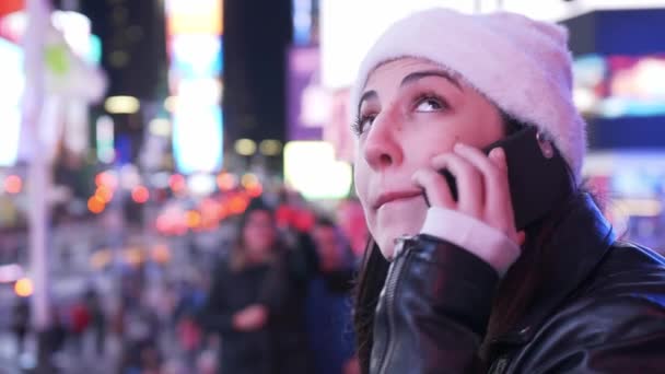 Молода Жінка Приймає Телефонний Дзвінок Таймс Сквері Вночі Подорожі Фотографія — стокове відео