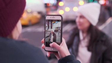 Gençler üzerinde bir şehir gezisi için New York Times Square gece tarafından ziyaret.