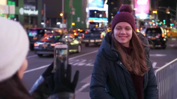Two girls in New York take photos at Times Square — Stock Video