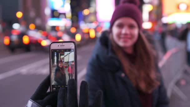 Két lány New Yorkban fényképeket a Times Square — Stock videók