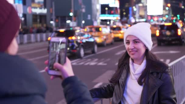 Two friends travel to New York for sightseeing — Stock Video