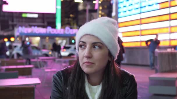 Młodzi ludzie na wycieczkę do Nowego Jorku, odwiedź Times Square nocą — Wideo stockowe