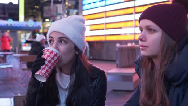 Young woman drinks a cup of coffee in the streets of New York — Stock Video