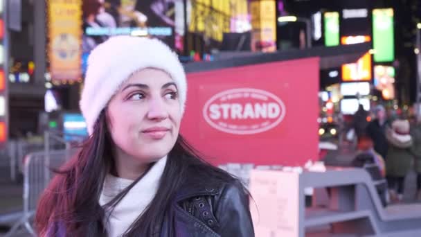Jovens em uma viagem turística por Nova York à noite — Vídeo de Stock