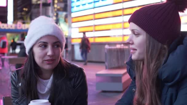 Young people on a sightseeing trip through New York by night — Stock Video