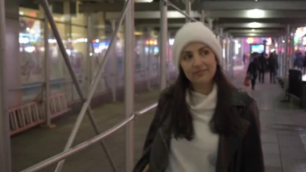 Caminhando na Times Square Nova York à noite enquanto faz uma viagem turística a Manhattan — Vídeo de Stock