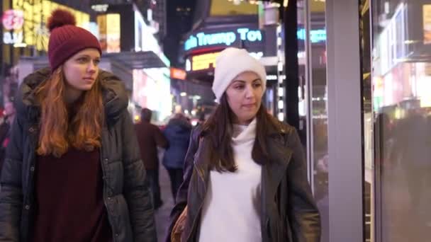 Ходьба на New York Times Square вночі при цьому екскурсійні поїздки в Манхеттен — стокове відео