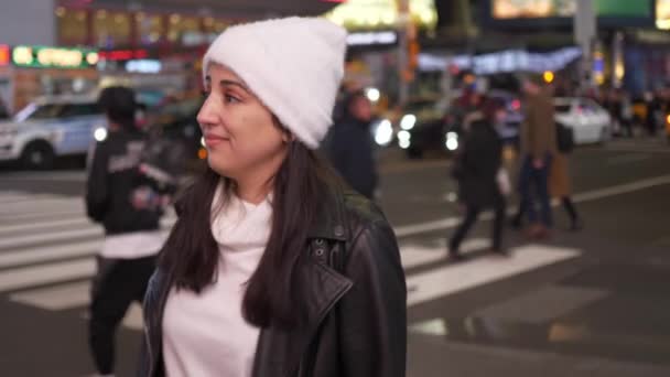 Caminar por Times Square Nueva York de noche mientras se hace un viaje turístico a Manhattan — Vídeos de Stock