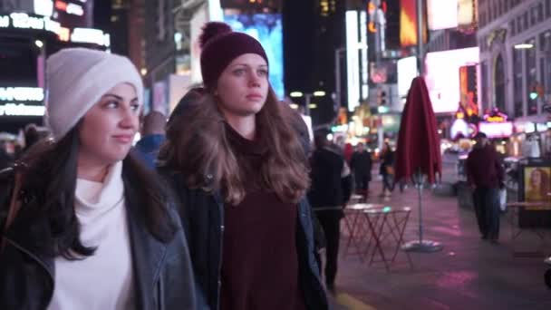 Times Square New York Manhattan için bir turistik gezi yaparken gece yürüyüş — Stok video