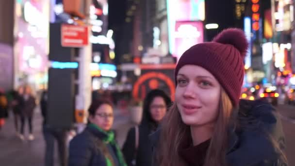 Chodzenie Nowojorskim Times Square Nocą Robiąc Zwiedzanie Podróż Manhattan Fotografia — Wideo stockowe