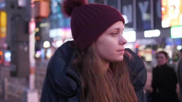 Chodzenie na nowojorskim Times Square nocą robiąc wycieczkę na Manhattan — Wideo stockowe