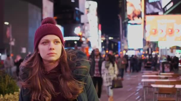 Chůze na New York Times Square v noci a přitom poznávací výlet na Manhattan — Stock video