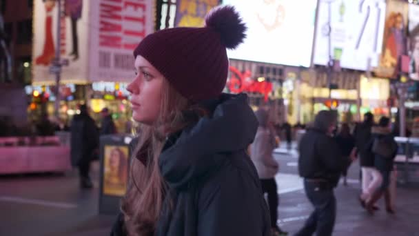 Caminar por Times Square Nueva York de noche mientras se hace un viaje turístico a Manhattan — Vídeos de Stock