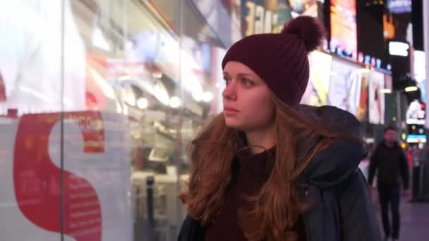 Chůze na New York Times Square v noci a přitom poznávací výlet na Manhattan — Stock video