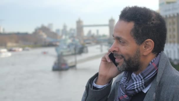 Mann telefoniert in der Stadt London — Stockvideo