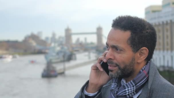 Африканский бизнесмен отвечает на телефонный звонок в Лондоне — стоковое видео