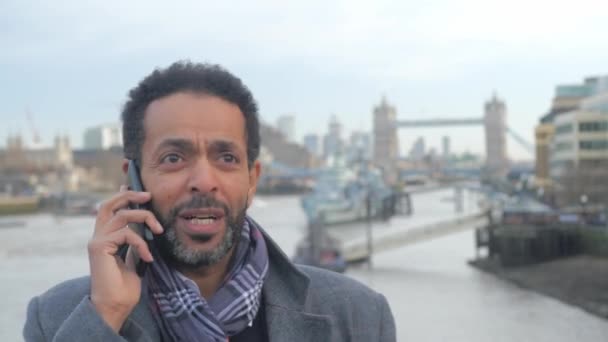 Αφρικανική επιχειρηματίας λαμβάνει ένα τηλεφώνημα στο Λονδίνο — Αρχείο Βίντεο