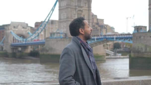 Мужчина едет в Лондон для осмотра достопримечательностей — стоковое видео