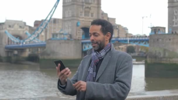 African man takes selfies on a sightseeing trip to London — Stock Video