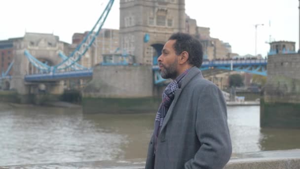 Adam gezi için Londra'ya seyahat — Stok video