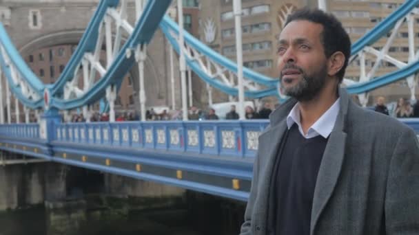 Afrikaner Auf Der Tower Bridge London Reisefotos — Stockvideo