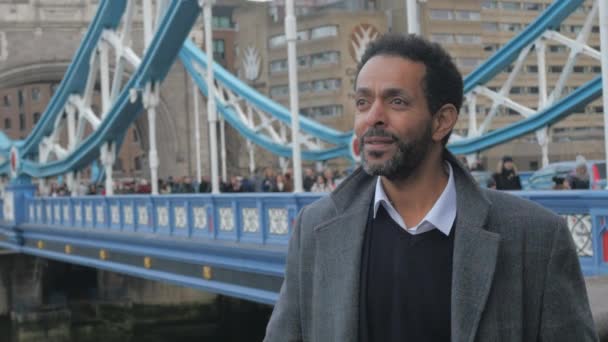 El hombre en un viaje turístico a Londres se encuentra en el Tower Bridge — Vídeos de Stock