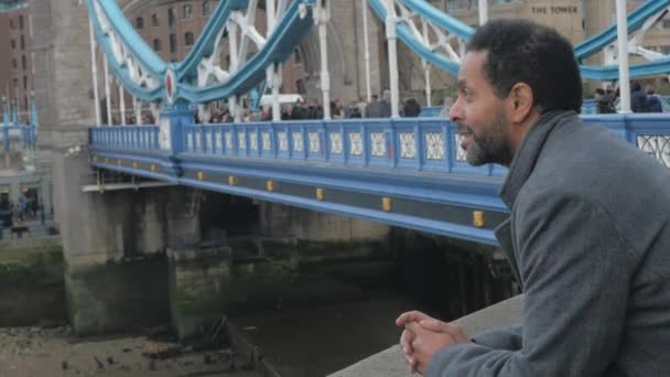 El hombre en un viaje turístico a Londres se encuentra en el Tower Bridge — Vídeo de stock