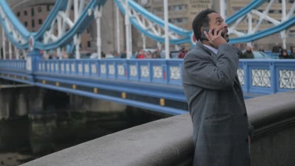 A telefon, a londoni Tower Bridge üzletember — Stock videók