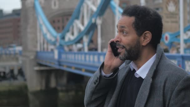 Hombre de negocios al teléfono en Tower Bridge London — Vídeos de Stock