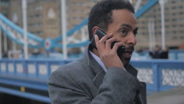 Hombre de negocios al teléfono en Tower Bridge London — Vídeos de Stock