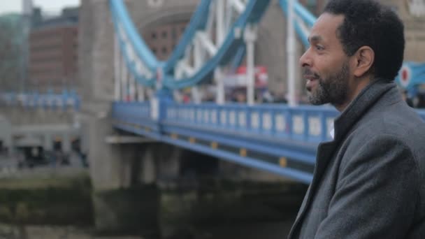 Man op de Tower Bridge in Londen — Stockvideo