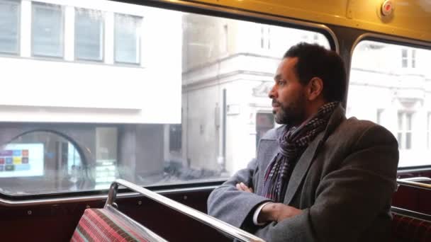 Man zit in een oude bus van Londen tijdens de reis door de stad — Stockvideo