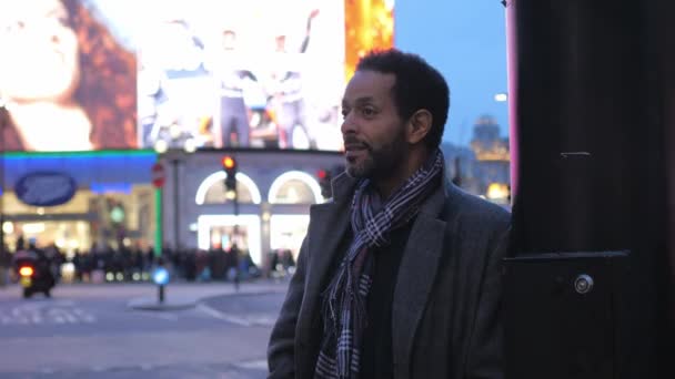 Un hombre en un viaje turístico por las calles de Londres en Piccadilly Circus — Vídeos de Stock