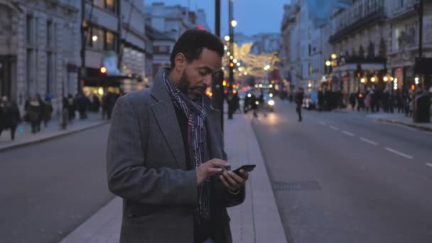 Hombre africano en las calles de Londres — Vídeos de Stock