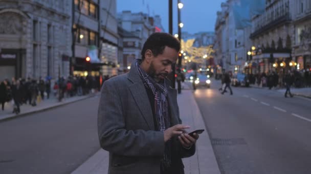 Un hombre en un viaje turístico por las calles de Londres en Piccadilly Circus — Vídeos de Stock