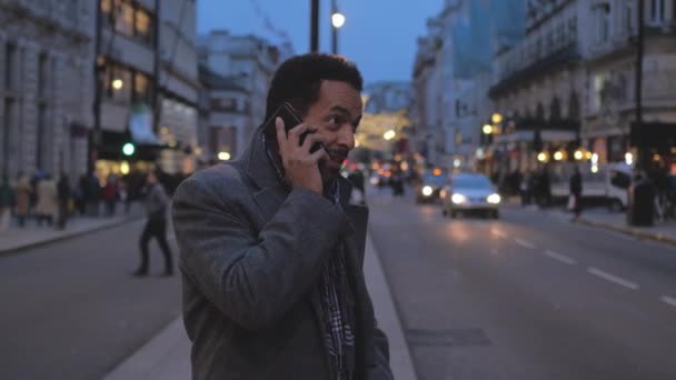 런던의 거리에서 흑인 사업가 — 비디오