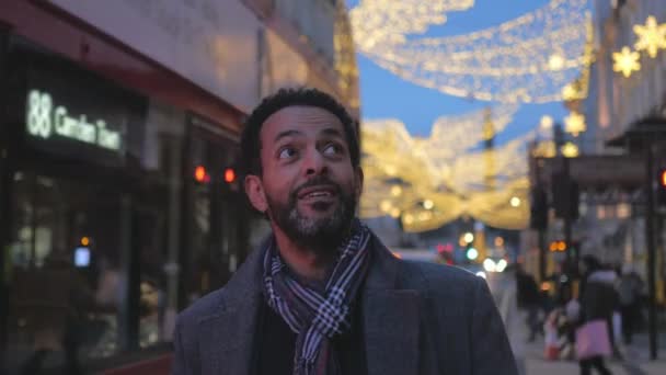 Mannen ligger den vackra staden London i juletid — Stockvideo