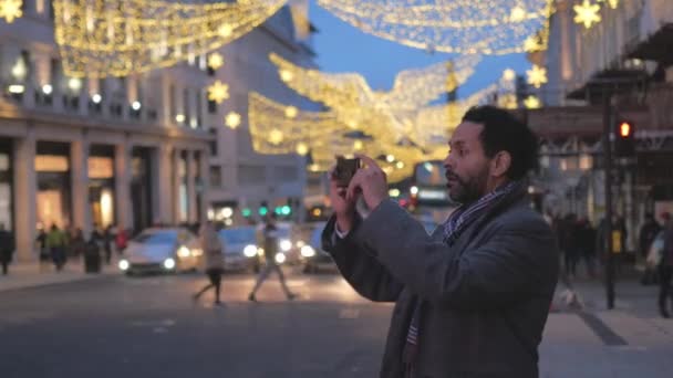 L'uomo gode della bellissima città di Londra nel periodo natalizio — Video Stock