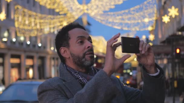 L'homme profite de la belle ville de Londres au temps de Noël — Video