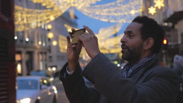 L'homme profite de la belle ville de Londres au temps de Noël — Video