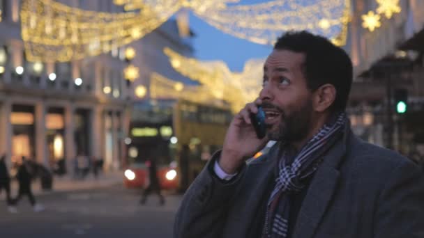 L'homme profite de la belle ville de Londres au temps de Noël — Video