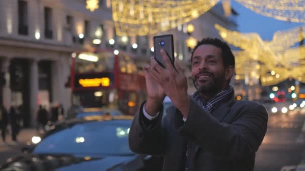 Мужчина Наслаждается Красивым Городом Лондон Рождество Фотографии Путешествий — стоковое видео