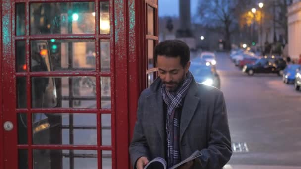Η Αφρικανική άνθρωπος στο Λονδίνο σε μια εκδρομή — Αρχείο Βίντεο