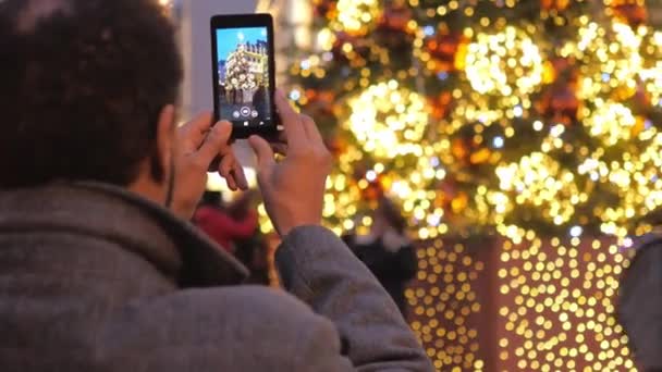 Людина в Лондоні на Різдво — стокове відео