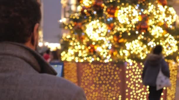 Hombre en Londres en Navidad — Vídeos de Stock