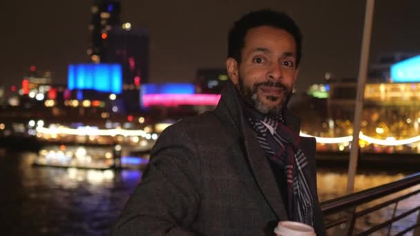 Empresário em Londres vista sobre as luzes coloridas da cidade à noite — Vídeo de Stock